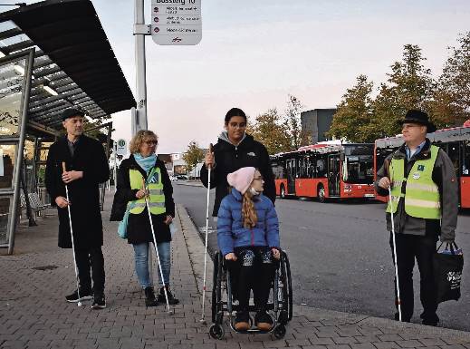 Eine Personengruppe am Busbahnhof BÜhl
